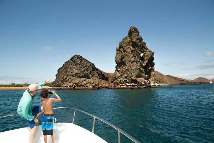 Yacht arriving at Bartolome.